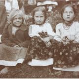 Dzieci w strojach ludowych, wieś Miżgiria, foto 1920 r.