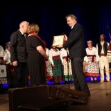 Podziękowanie dla reżysera i prowadzących koncert "Pieśni z kresowych krain", zdj. Beata Nowakowska-Dzwonnik