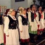 Zespół Śpiewaczy Stokrotki z Cewkowa podczas XVIII Regionalnego Przeglądu Grup Śpiewaczych "Kolędy i Pastorałki" w Pawłosiowie