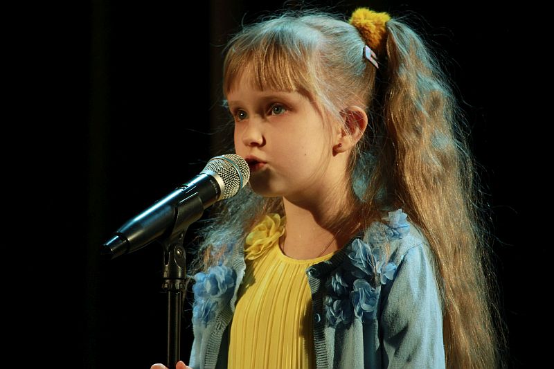 Amelia Orzechowska przed mikrofonem