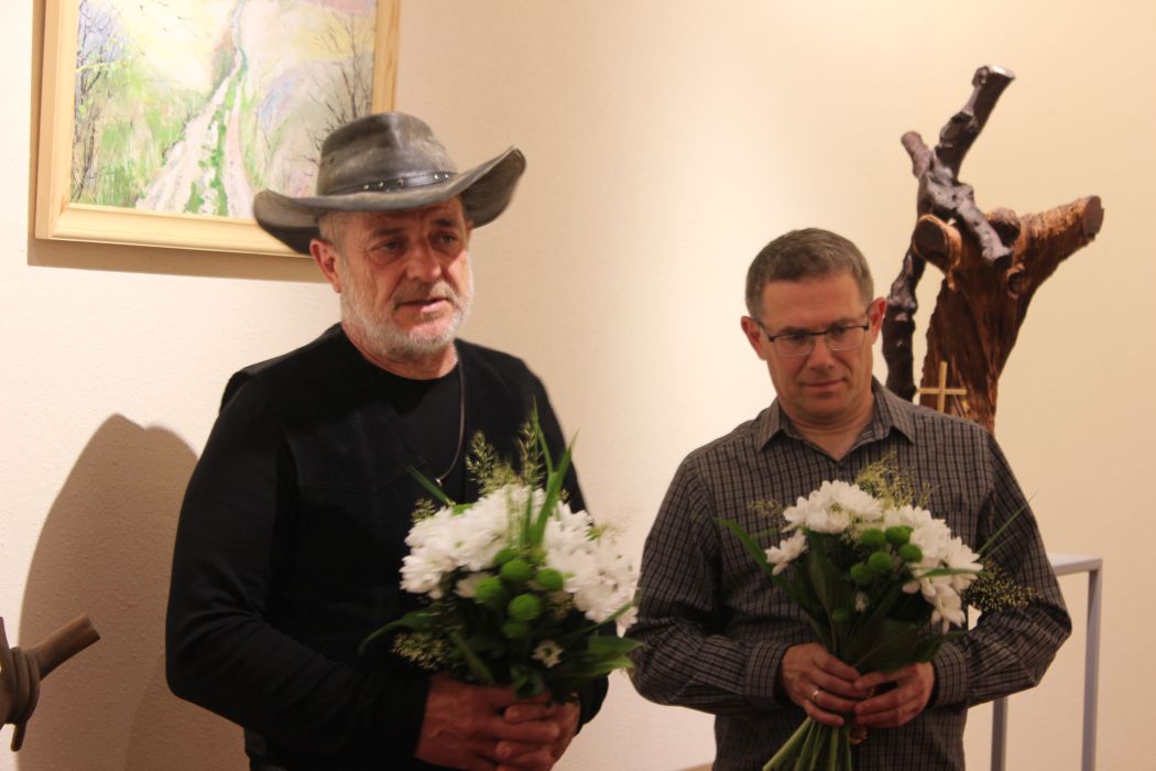 Marian Garwona i Piotr Kisała z bukietem kwiatów w ręce