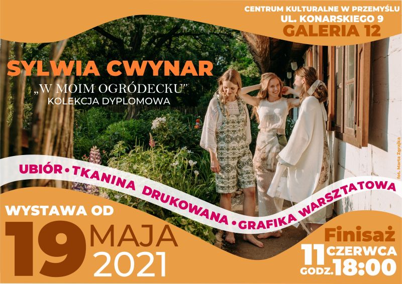 Plakat Sylwia Cwynar w Moim Ogródecku kolekcja podyplomowa W ogordzie botanicznym trzy dziewczyny stojąca obok chaty
