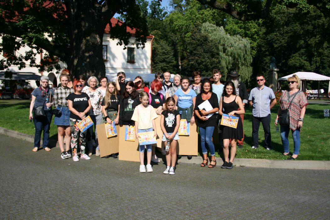 Grupowe zdjęcie uczestników warsztatów plastycznych przed zamkiem w Dubiecku