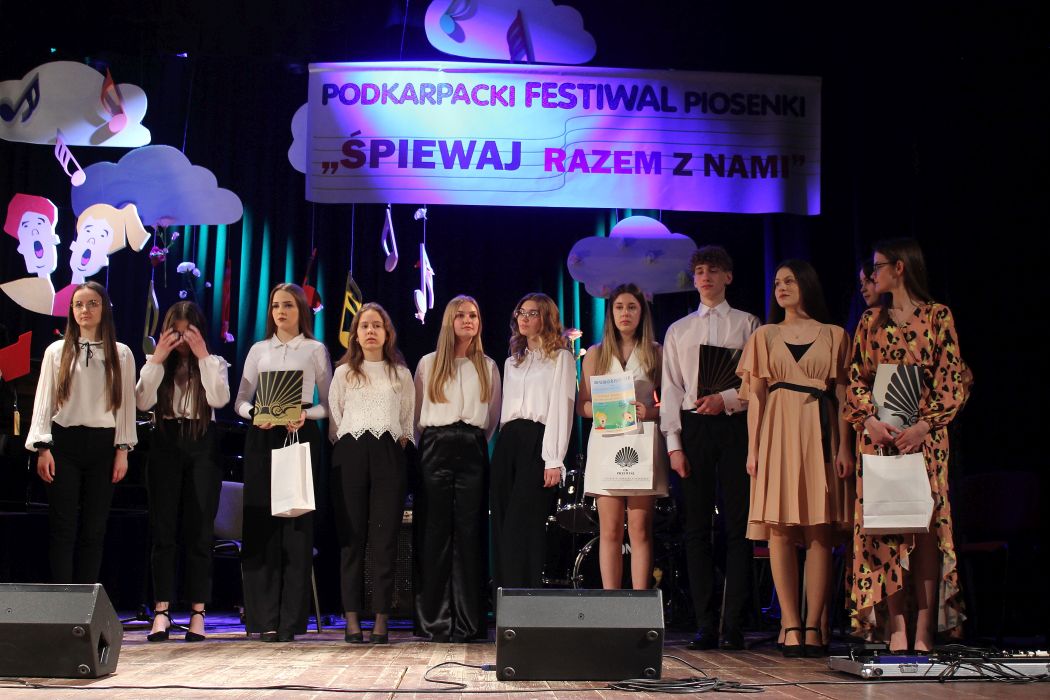 Laureaci festiwalu na scenie Centrum Kulturalnego w Przemyślu