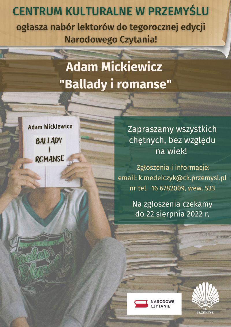 Plakat ogłaszający nabór do Narodowego Czytania. Na tle sterty książek, z lewej strony plakatu, siedzi chłopak z zasłoniętą przez książkę twarzą. Na książce napis Adam Mickiewicz 