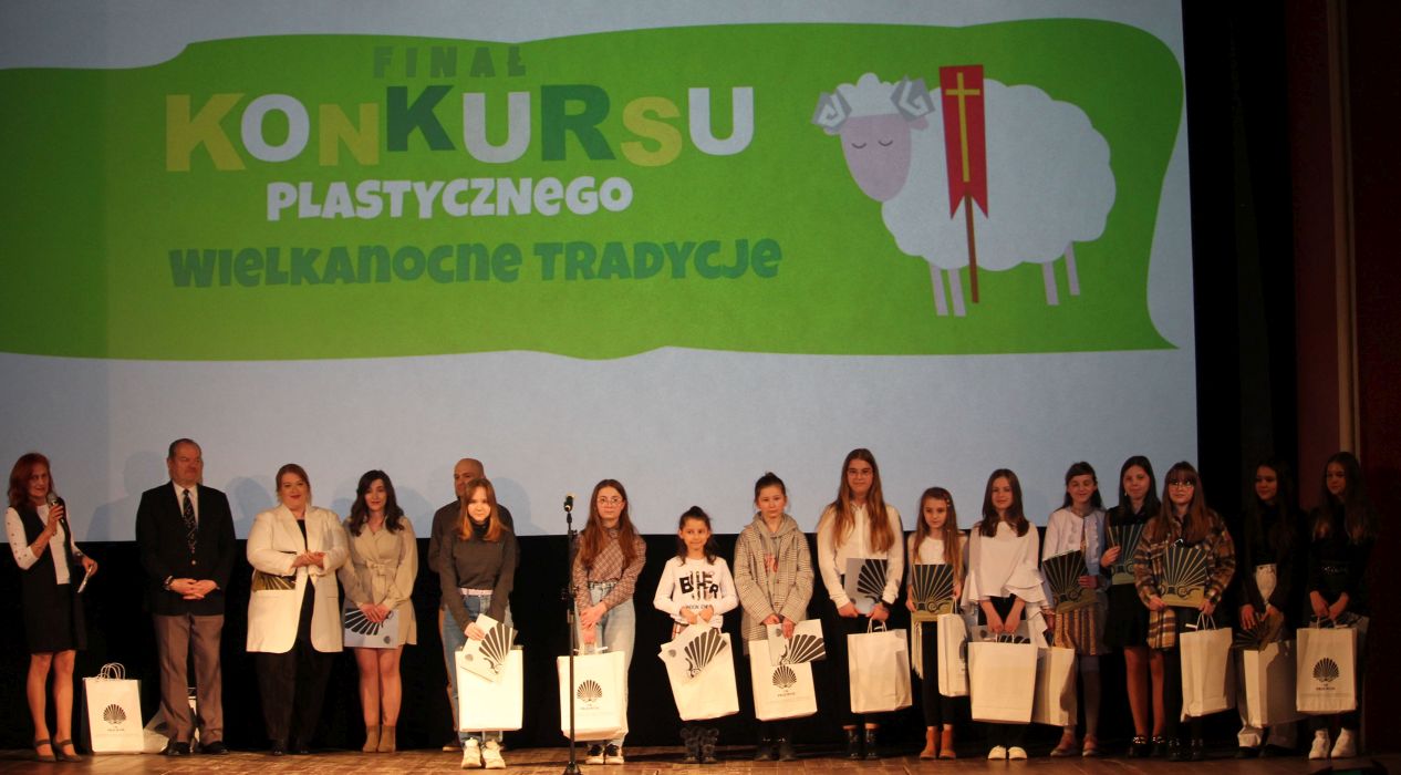 Zdjęcie przedstawiające nagrodoznych uczestników konkursu na scenie w sali widowiskowej Centrum Kulturalnego w Przemyślu